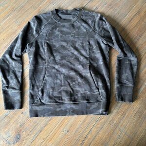 Lululemon athletica size 6 incognito camo multi camo scuba crew